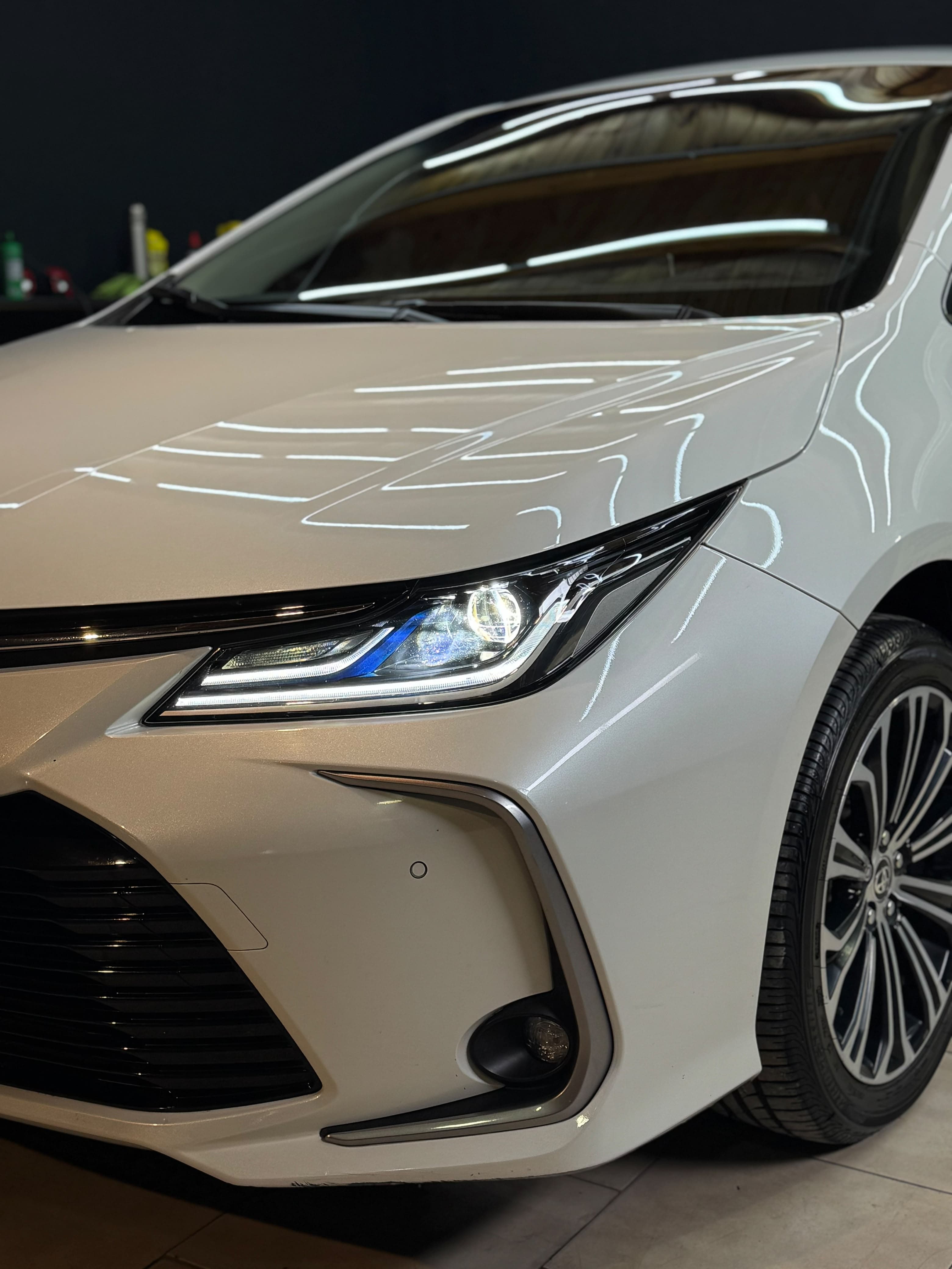 Corrección de pintura en capó de Toyota Corolla