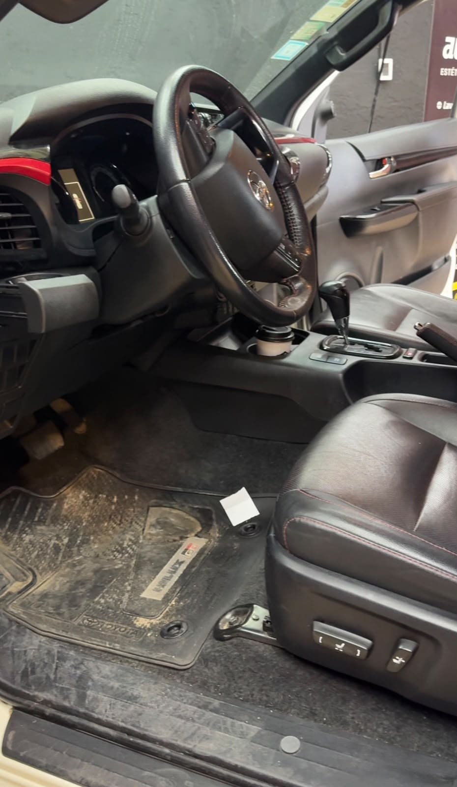 Interior de camioneta Toyota Hilux — antes de la limpieza interior